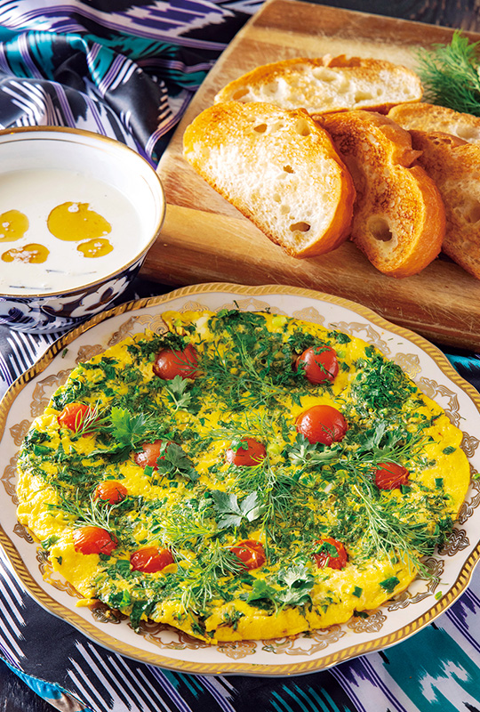 卵、トマト、ハーブがパンと好相性。「ウズベキスタン風オムレツ」