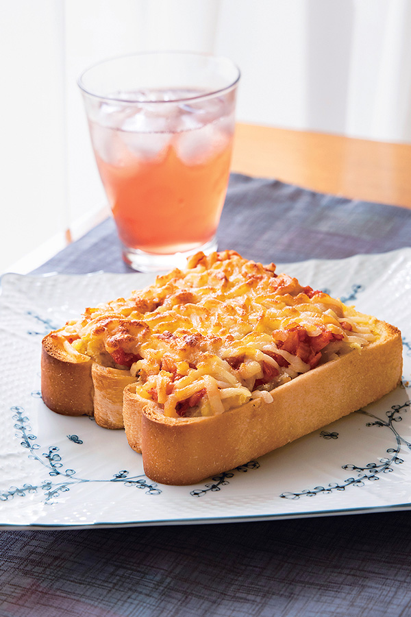 サクッと軽く、満足感も十分。「キムチと焼き芋のチーズトストゥ」 