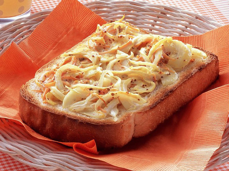 にんじんと新玉ねぎトースト