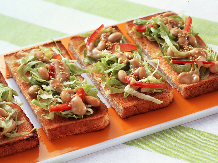 ごまとレタスのオープンサンド