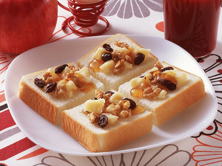 くるみとチーズのはちみつオープンサンド