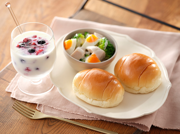 ベリーラッシーとサラダの朝食プレート