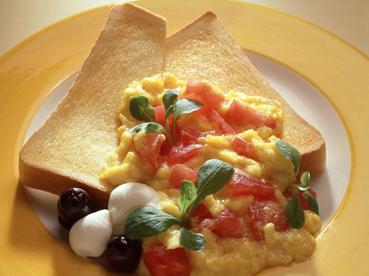 トマト入りスクランブルエッグトースト