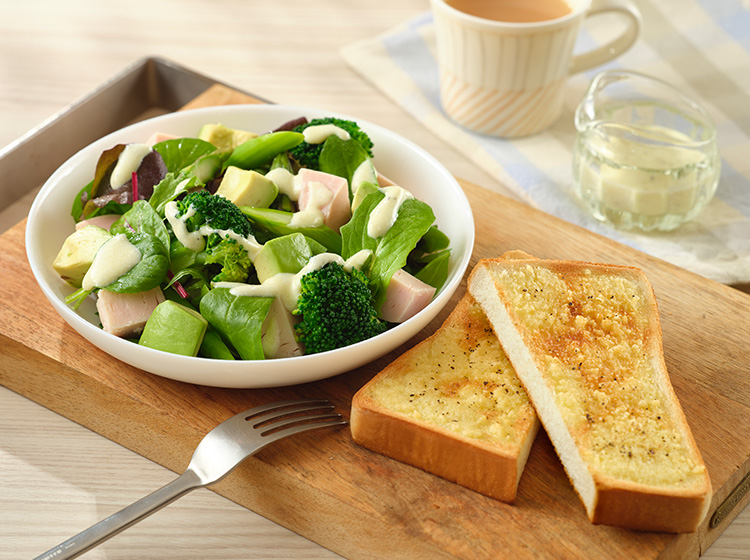 春のグリーンサラダ　ガーリックチーズトースト添え