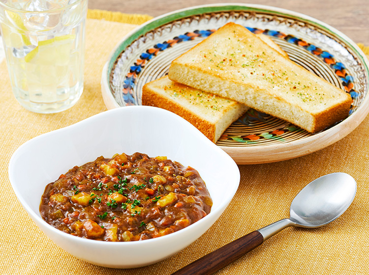 レンジで簡単♪海鮮キーマカレーとハーブトースト